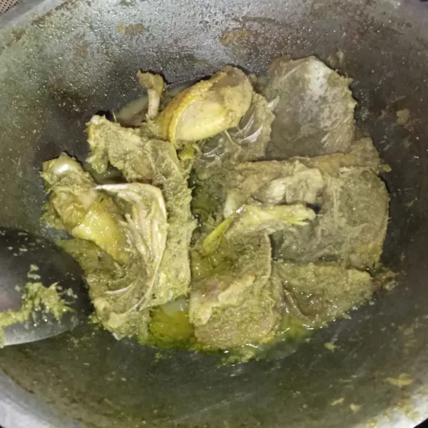 Lalu ungkep bebek hingga matang dan airnya habis.