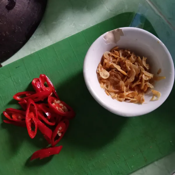 Iris serong cabai merah besar, cuci bersih udang rebon.