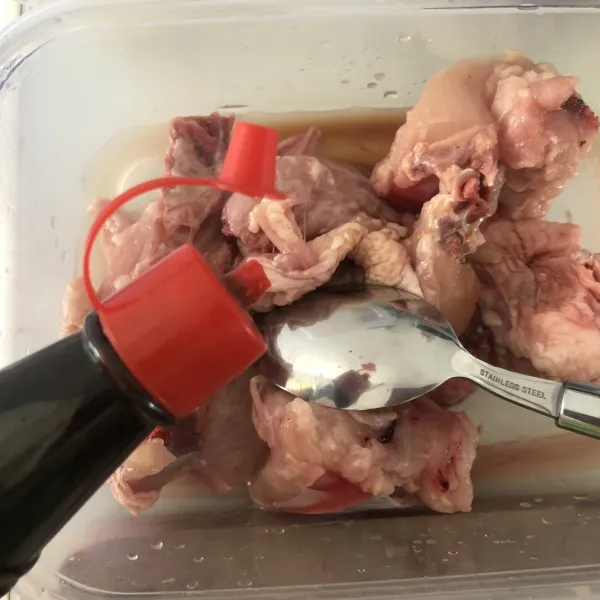 Campurkan semua bumbu marinasi ke dalam ayam.