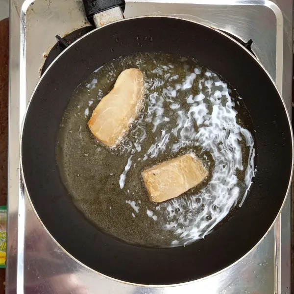 Goreng ikan asin jambal roti hingga matang, lalu potong kecil-kecil.