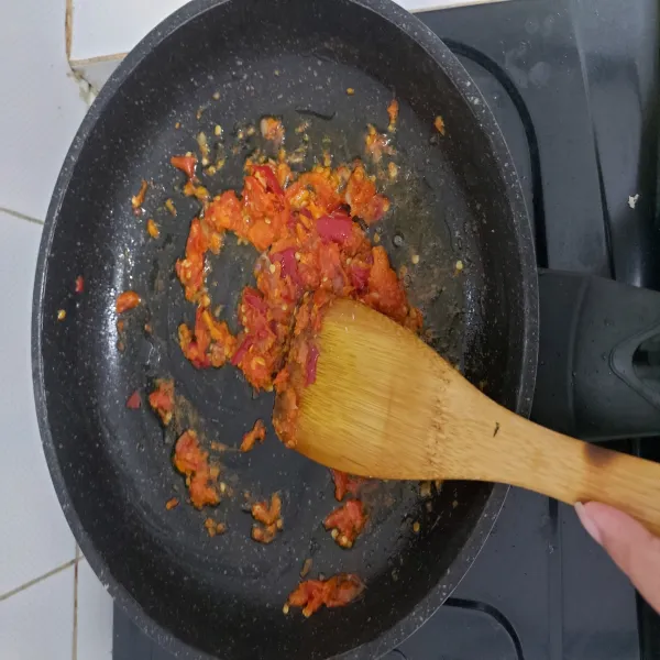 Tumis bumbu halus hingga wangi dan matang dengan sedikit minyak
