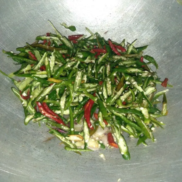 Masukkan irisan cabai, air, gula dan garam. Masak hingga cabai layu.