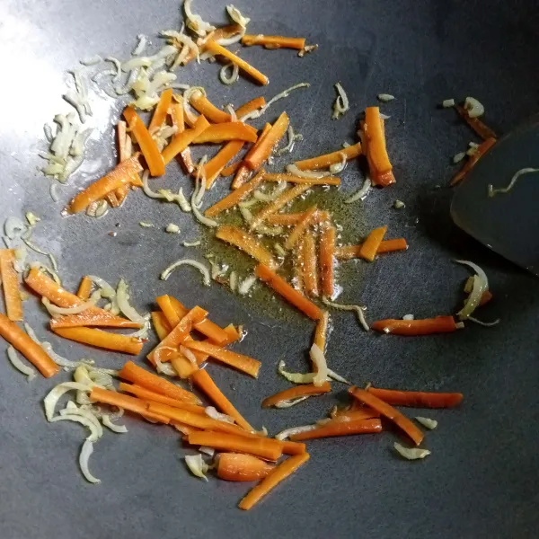 Masukkan irisan wortel, aduk rata, tunggu ½ matang.