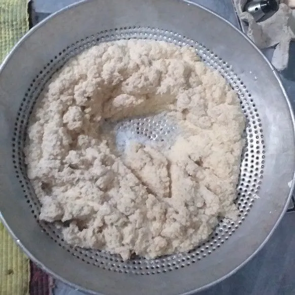 Tiriskan parutan singkong.