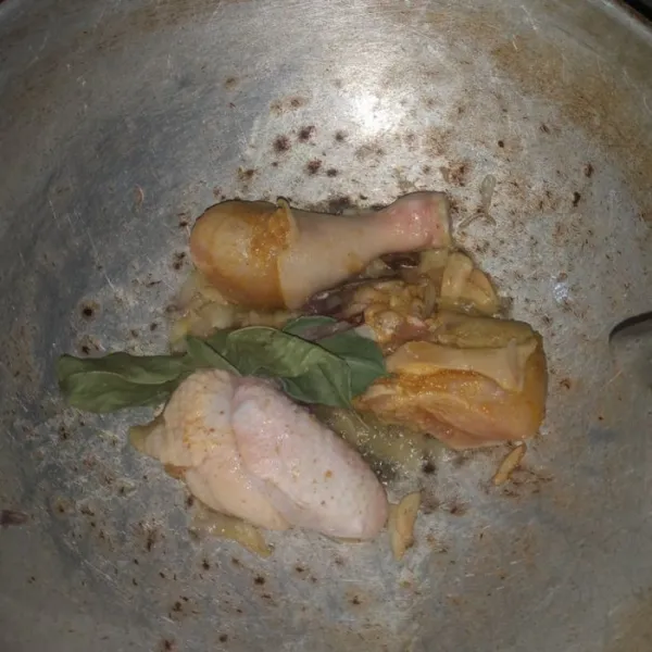 masukkan ayam yang telah dimarinasi, sisihkan airnya. Masukkan juga daun salam, Biji pala dan kayu manis. Masak hingga ayam berubah warna.