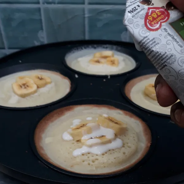 Siram atasnya dengan santan cair instant lalu masak hingga adonan matang sempurna.