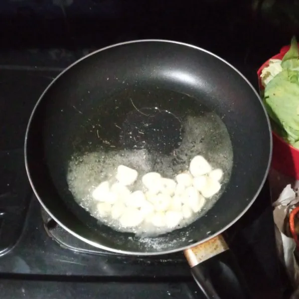 Goreng bawang putih hingga keemasan, angkat dan sisihkan.