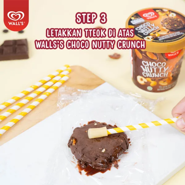 Siapkan sumpit kayu dan plastik wrap. Cetak bulat Wall’s Choco Nutty Crunch dengan satu buah Tteok didalamnya.