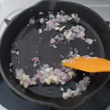 Cincang halus bawang merah dan bawang putih, kemudian tumis hingga harum.