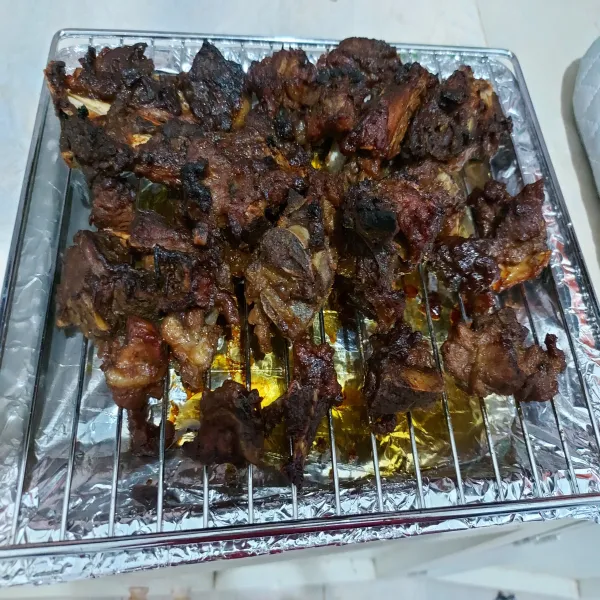 Susun di atas tray, panggang di oven. Sajikan selagi hangat.