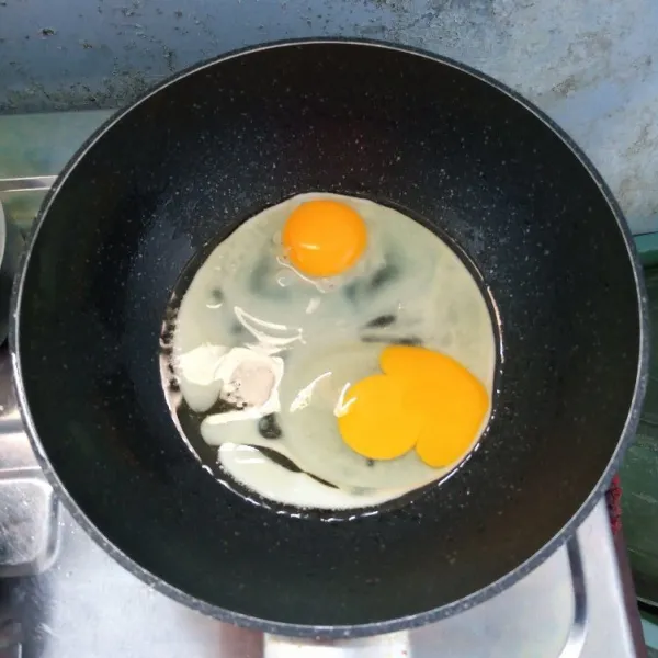 Siapkan telur. Goreng orak-arik.