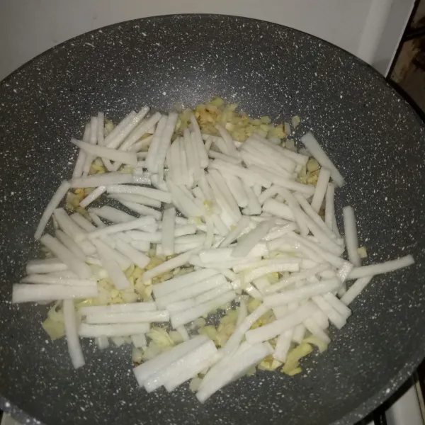 Masukkan lobak, masak dan aduk rata.