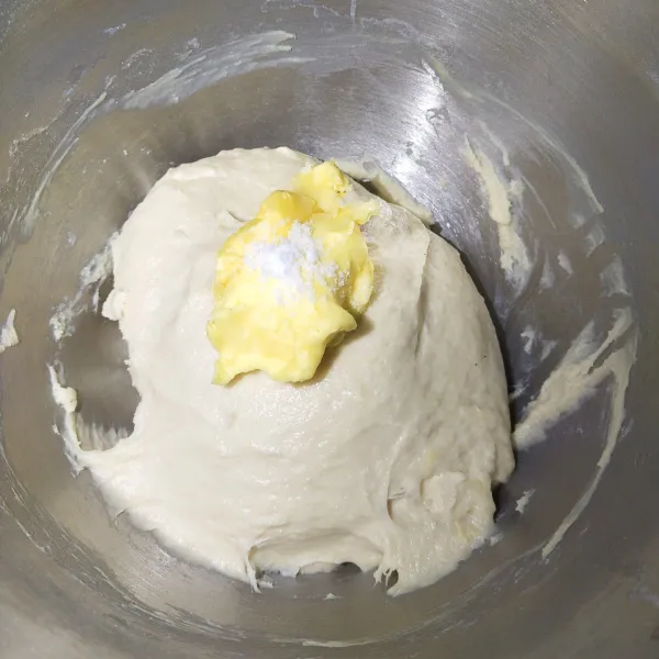 Setelah adonan setengah kalis, masukkan butter dan garam. Aduk rata hingga kalis elastis.
