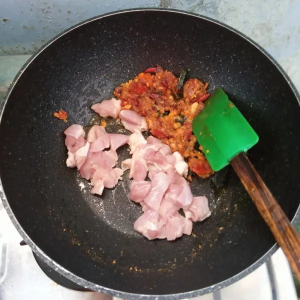 Masukkan daging ayam. Aduk rata. Masak sampai berubah warna.