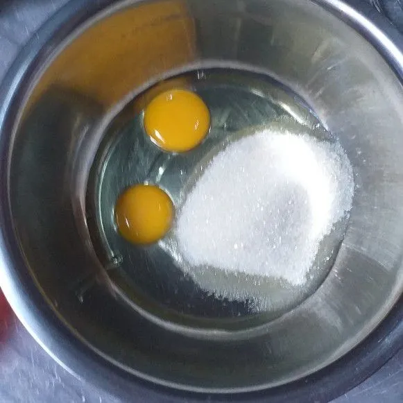 Campur telur dan gula hingga gula larut menggunakan hand whisk atau mixer.