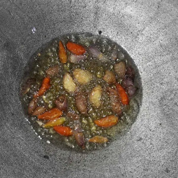 Tumis bawang merah dan bawang putih sampai harum. Tambahkan cabe rawit, tumis sebentar sampai cabe layu. Angkat, tiriskan lalu uleg sampai halus.