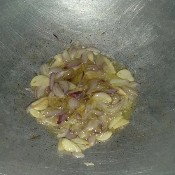 Masukkan irisan bawang merah. Tumis hingga layu.