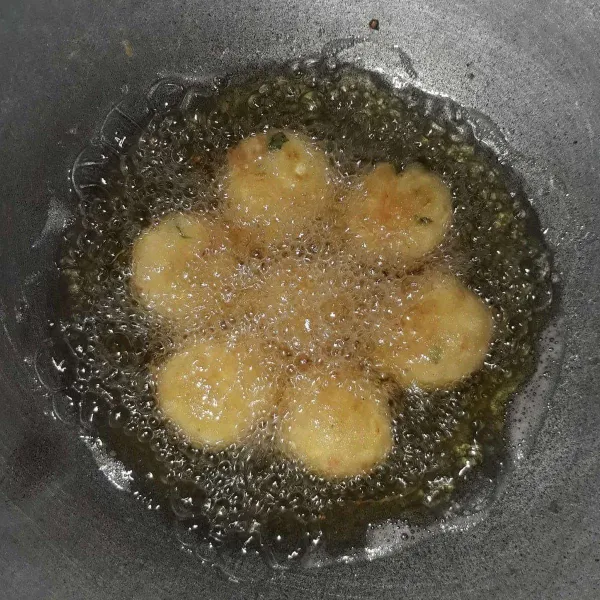 Celupkan perkedel ke dalam telur kocok lalu goreng menggunakan api sedang. Saat sisi bawah mulai matang, balik dan goreng sampai kedua sisi matang sempurna. Angkat, tiriskan lalu sajikan.