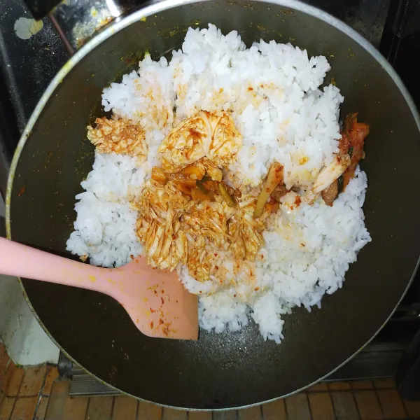 Masukkan kimchi aduk rata