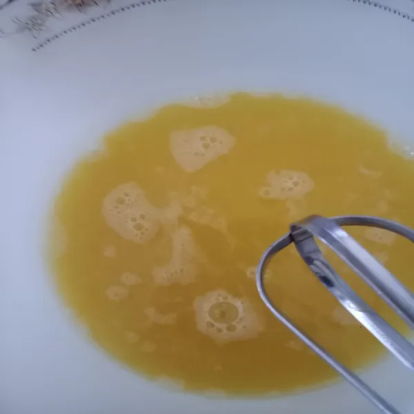 Campurkan gula & telur. Aduk hingga gula larut