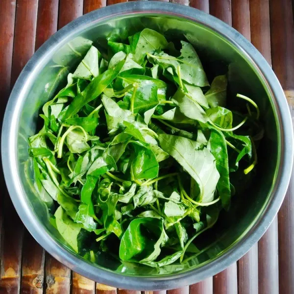 Potong kangkung, cuci bersih dengan air mengalir, tiriskan.