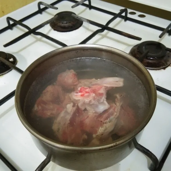 Rebus tulang ayam hingga berubah warna, angkat dan tiriskan.