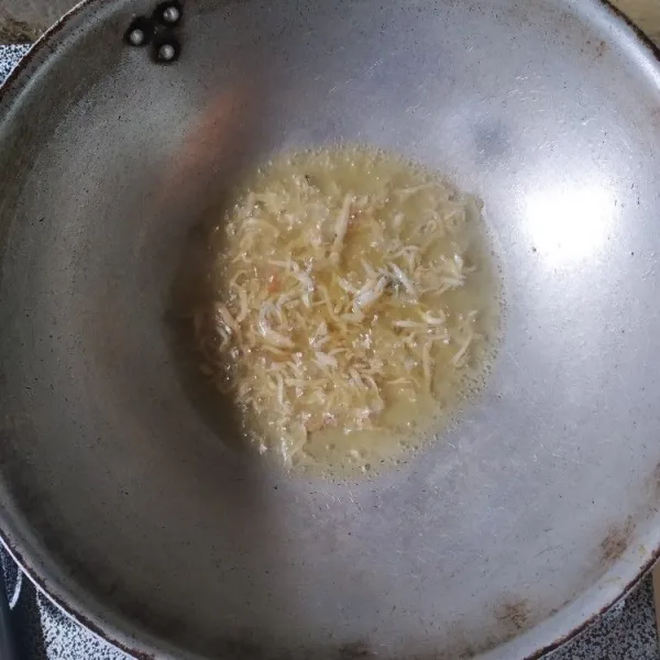Rendam teri dengan air panas, tiriskan. Goreng teri hingga garing.