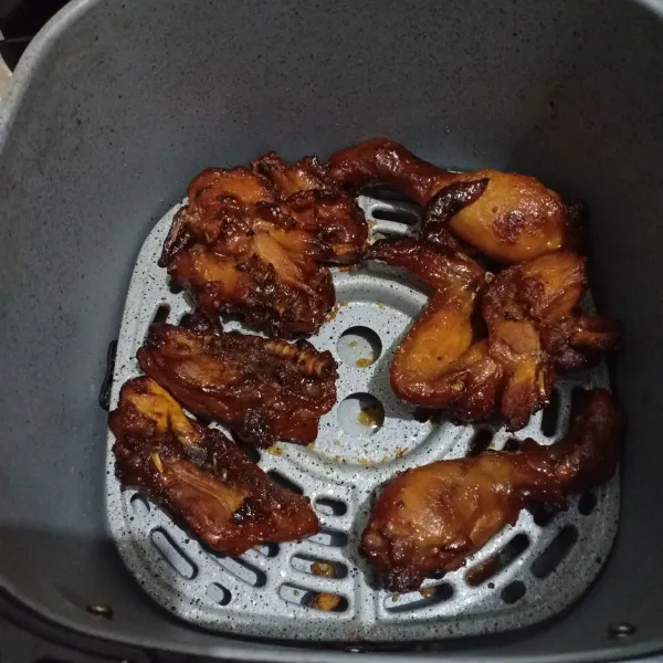 Setelah air menyusut dan bumbu meresap, angkat lalu goreng ayam atau bisa masukkan dalam airfyer. Masak selama 10 menit lalu sajikan bersama lalapan dan sambal.