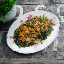 Taburi ca kangkung dengan teri goreng, sajikan hangat.