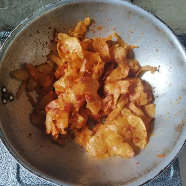Aduk hingga bumbu rata dengan api kecil, ketika bumbu sudah garing, sajikan. sebelum disimpan dalam toples, biarkan dingin terlebih dahulu.
