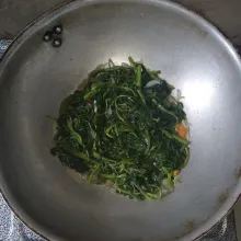 Tambahkan sedikit air, masukkan saus tiram, dan penyedap rasa, koreksi rasa. Masak hingga kangkung empuk.