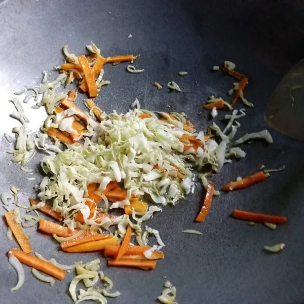 Masukkan kubis, gula, garam, kaldu jamur, aduk rata.