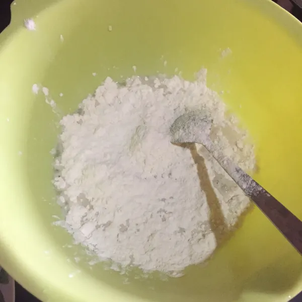 Siapkan wadah, masukkan tepung terigu.