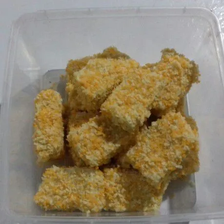 Celup nugget tahu ke tepung basah, balur ke tepung roti. Diamkan 15 menit. Bisa langsung di goreng. Bisa juga disimpan di kulkas atau freezer untuk stok lauk.