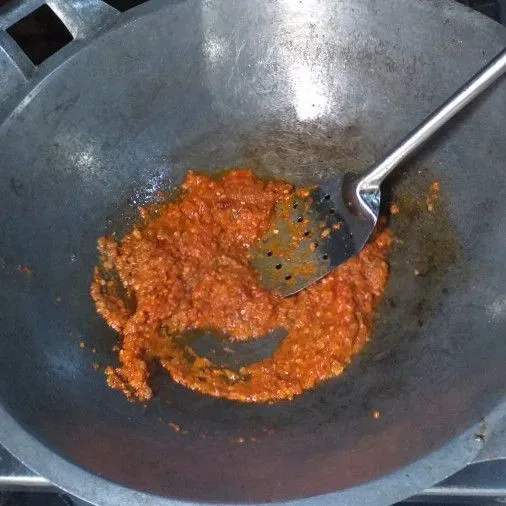 Tumis bumbu halus dengan minyak hingga harum.
