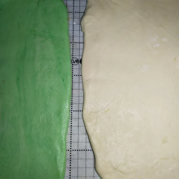 Setelah adonan kalis elastis, kemudian bagi adonan menjadi dua bagian yang satu dikasih pasta pandan kemudian ronding adonan.