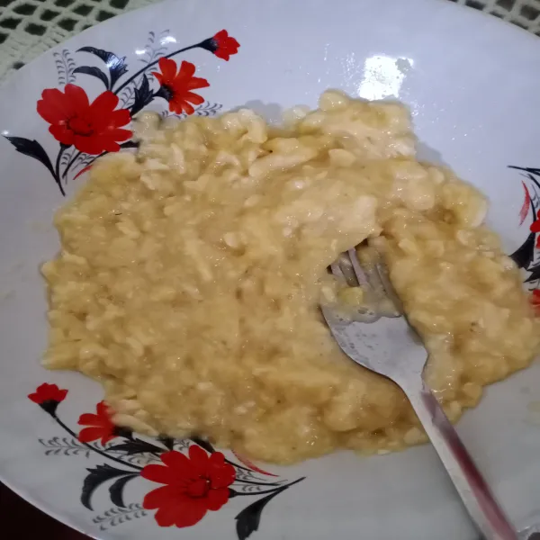 Hancurkan / lumatkan pisang dengan garpu