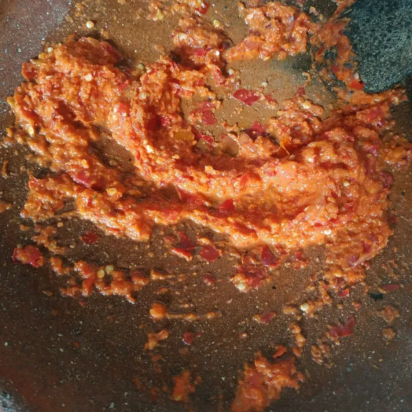 Haluskan bawang merah, bawang putih, cabe merah, cabe rawit, tomat dan kemiri.