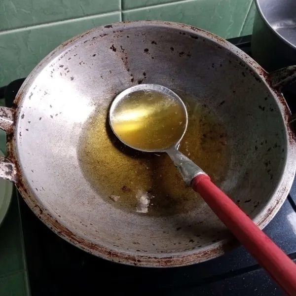 Panaskan cetakan di dalam minyak terlebih dulu.
