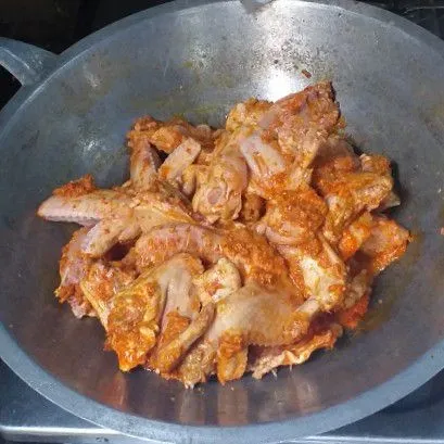 Masukkan ayam, aduk hingga rata. Masak agak lama hingga setengah matang.