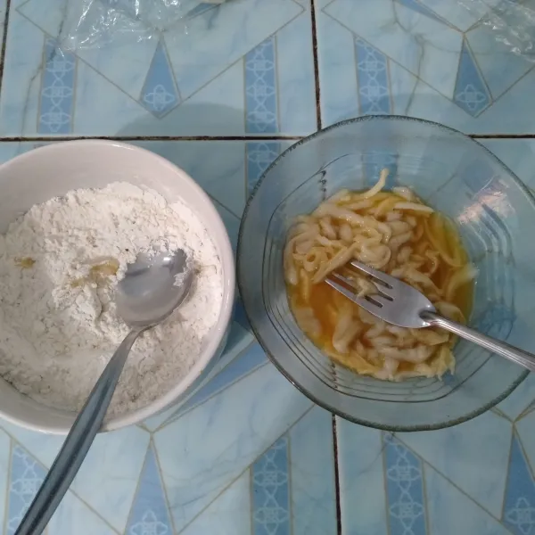 Masukkan jamur ke dalam adonan terigu hingga semua jamur dilapisi terigu