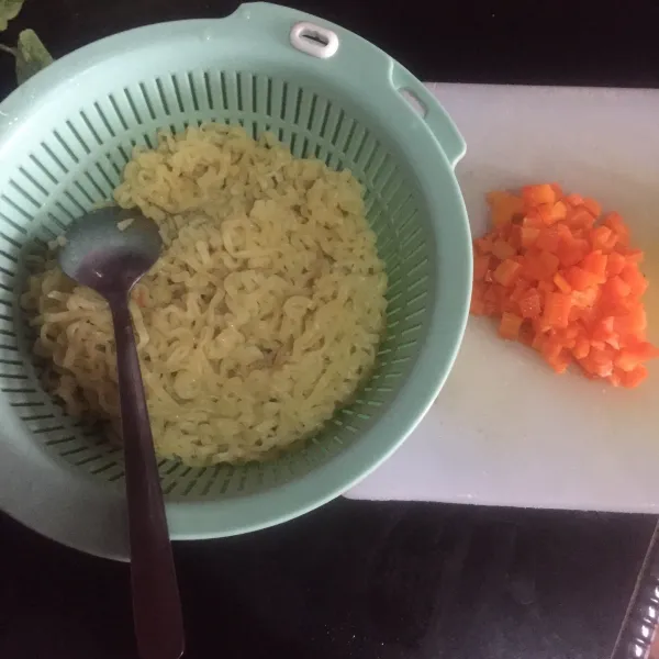 Rebus mie 2-3 menit, dan rebus wortel sampai lunak kira-kira 5-8 menit, lalu sisihkan.