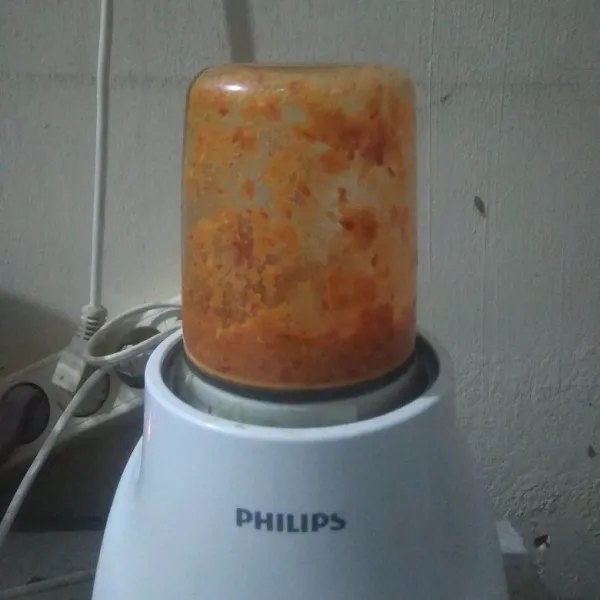 Blender semua bahan bumbu halus.