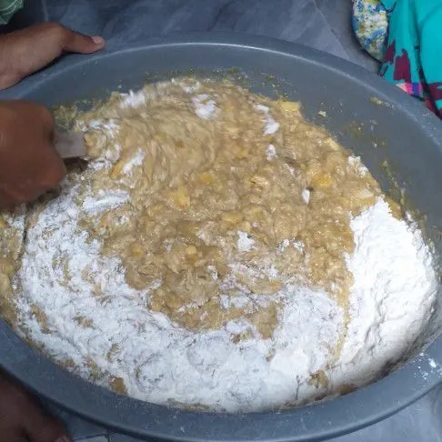 Tambahkan terigu, aduk rata, cek rasa sesuaikan tingkat kemanisan.