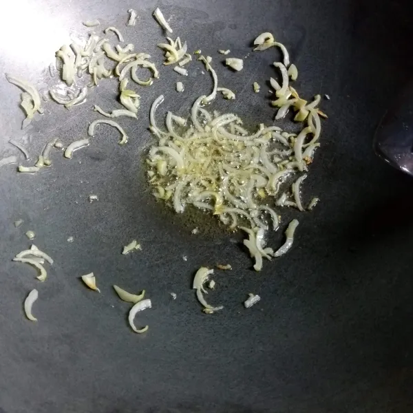 Tumis bawang bombai sampai harum.