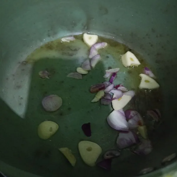 Siapkan wajan lain lalu masukkan minyak goreng sedikit unyuk menumis. Setelah minyak panas lalu masukkan irisan bawang. Oseng sampai harum.