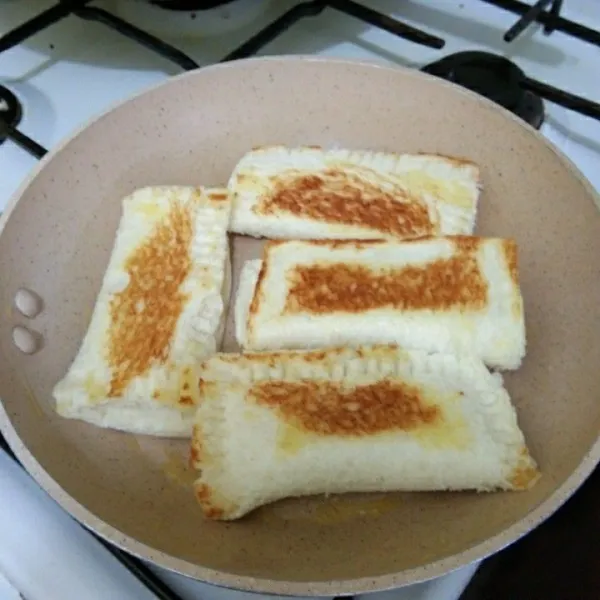 Panaskan teflon dengan margarin secukupnya, gunakan api kecil tata roti di atasnya, bakar hingga kedua sisi roti berubah warna.