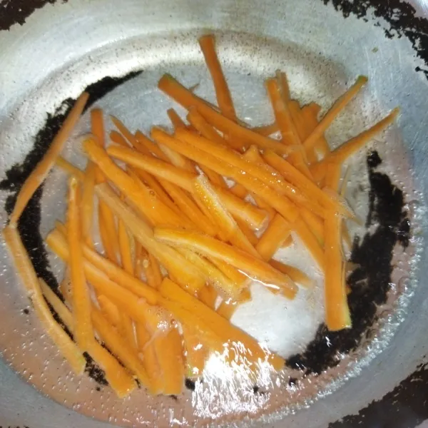 Wortel : potong korek wortel, lalu rebus setengah matang. angkat lalu tiriskan.