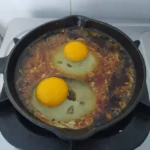 Pecahkan telur, masukkan ke dalam kuah tumis. Masak sampai telur matang.