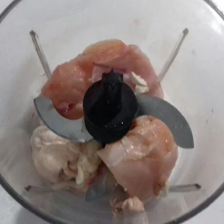 Cuci bersih daging ayam. Giling hingga halus.
